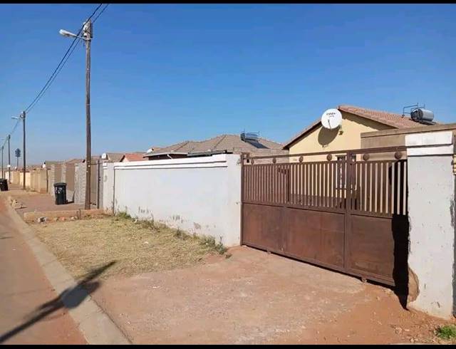 5 BEDROOM HOUSE FOR SALE IN PROTEA GLEN
